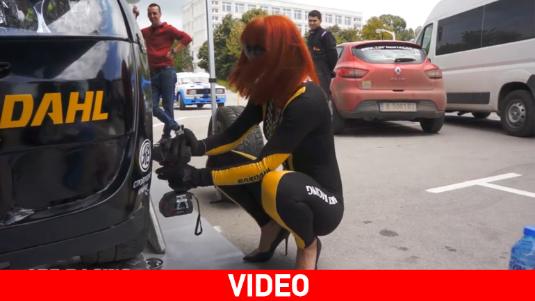 Όταν οι γυναίκες κάνουν έλεγχο στο αυτοκίνητο…