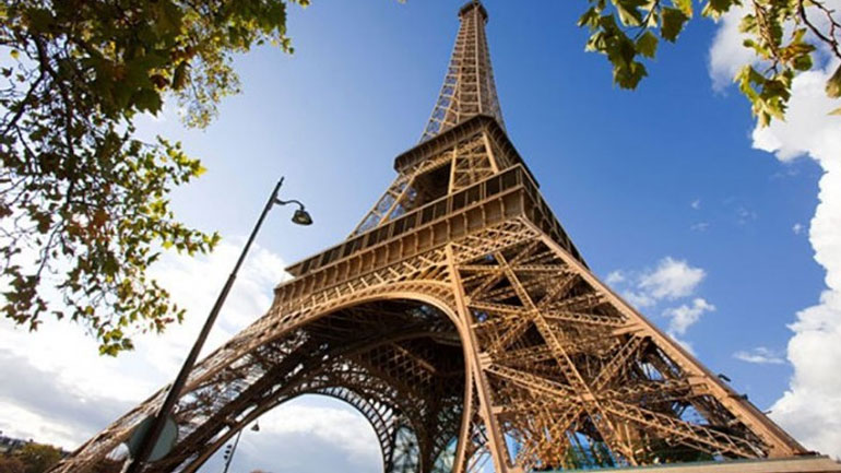 Απίστευτο ο πύργος του Άϊφελ γίνεται πανσιόν στη διάρκεια του Euro