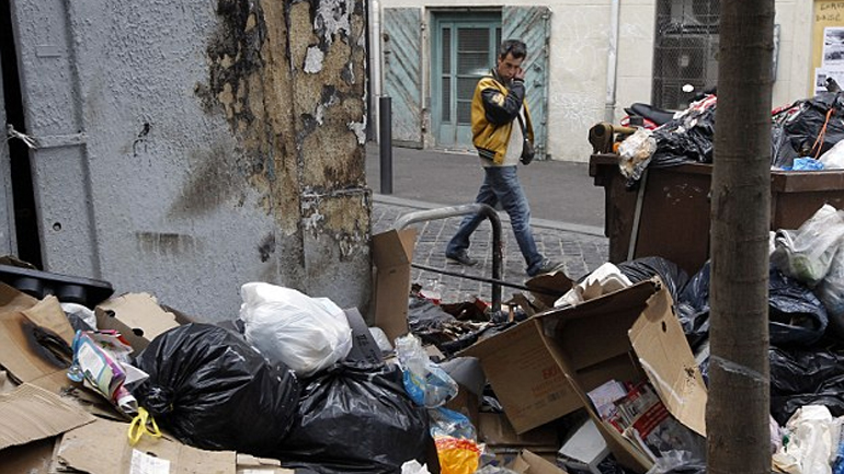 Απέραντη χωματερή το Παρίσι λίγο πριν ξεκινήσει το Euro 2016