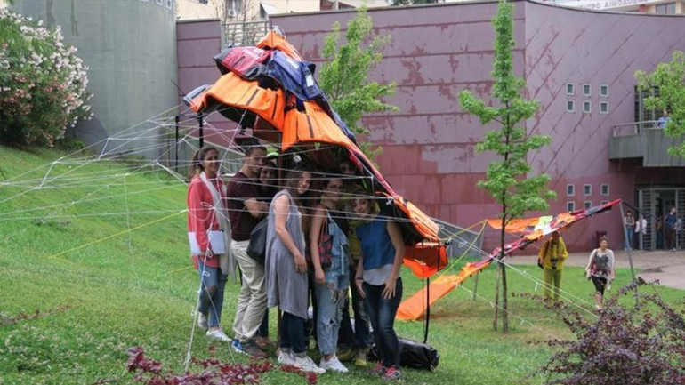 Στέγαστρο από σωσίβια προσφύγων στο Αριστοτέλειο Πανεπιστήμιο