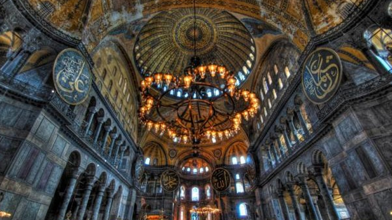 Η Ντόρα Μπακογιάννη και η Αγιά Σοφιά