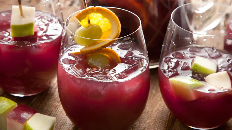 Φτιάξτε σανγκριά με φράουλα και πορτοκάλι για εσάς και την παρέα σας!