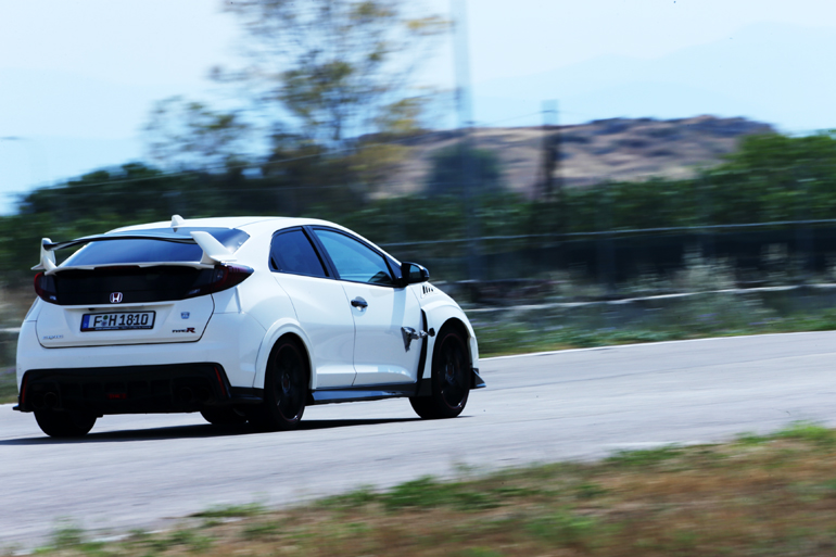 Το Honda Civic Type R με τους 310 ίππους, 'βρίσκει την... υγειά του' εντός πίστας!