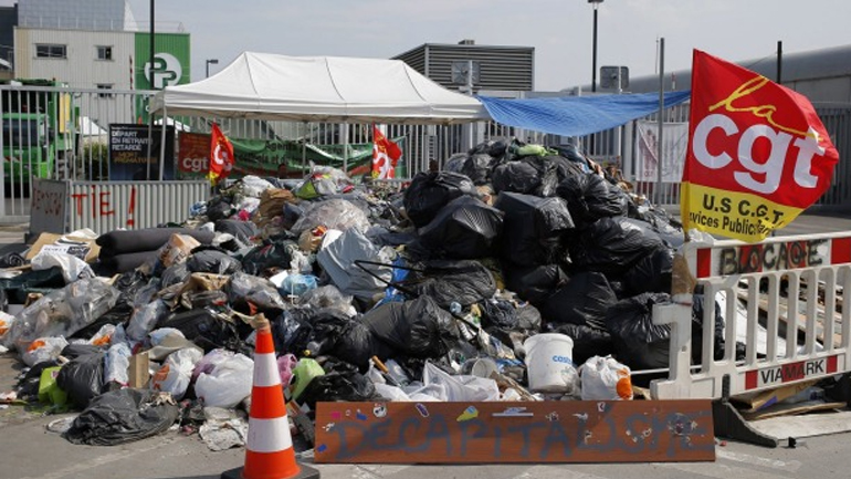 Εuro πνιγμένο στα σκουπίδια