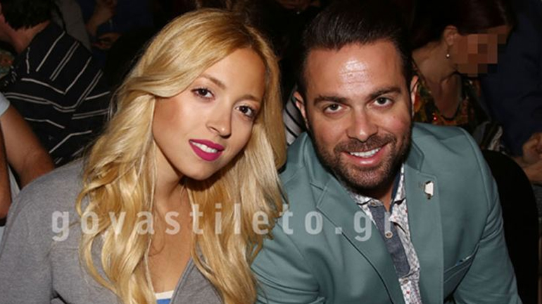 Ηλίας Βρεττός: Στο θέατρο με ξανθιά καλλονή