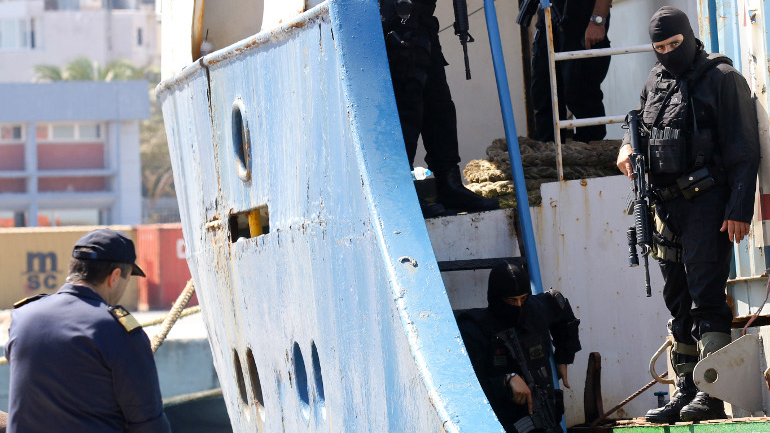 Εντοπίστηκαν πυρομαχικά και στρατιωτικό υλικό σε φορτηγό πλοίο στον Πειραιά