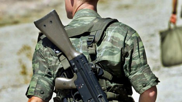 Νεαρός οπλίτης βρέθηκε μαχαιρωμένος στο σπίτι του