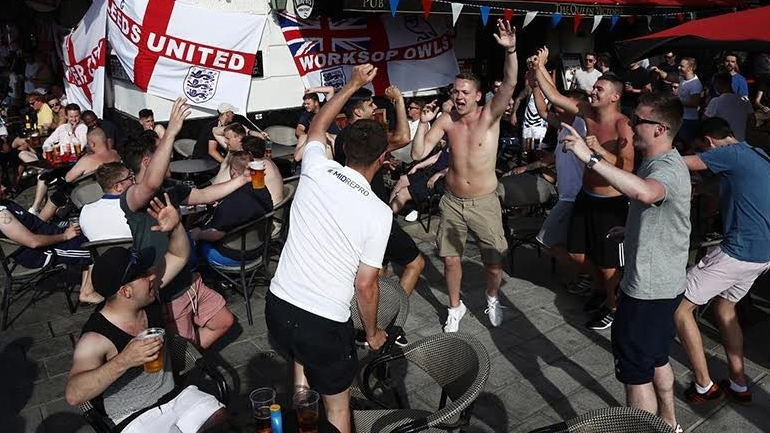 Μασσαλία: Τα «έσπασαν» έξω από παμπ