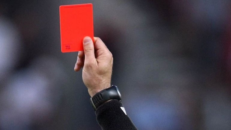 EURO 2016: Bγαίνει κόκκινη κάρτα στην πρεμιέρα