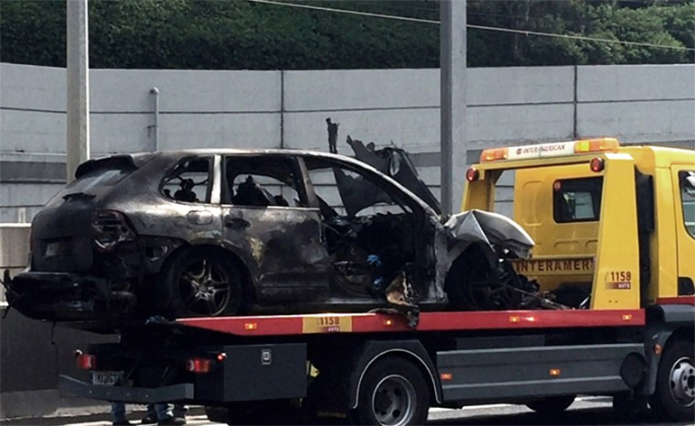 Γερανός απομακρύνει το καμένο Ι.Χ.