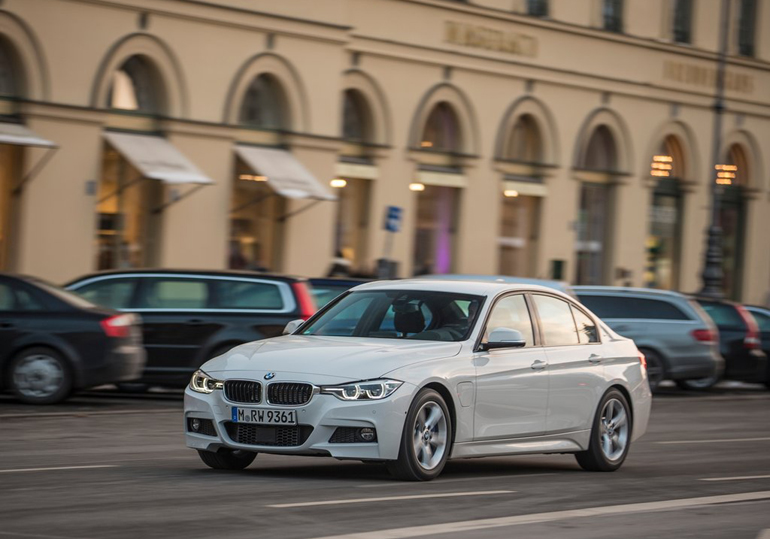 Με την BMW 330e μπορείς να καλύψεις αποστάσεις σχεδόν 50 χιλιομέτρων καταναλώνοντας μόνο.... ρεύμα