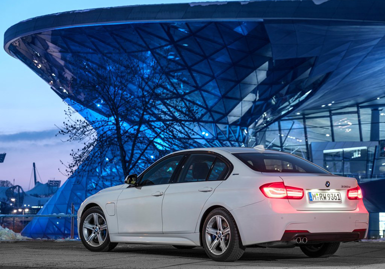 Η 330e δεν διαφέρει σχεδιαστικά από τις υπόλοιπες τριάρες...