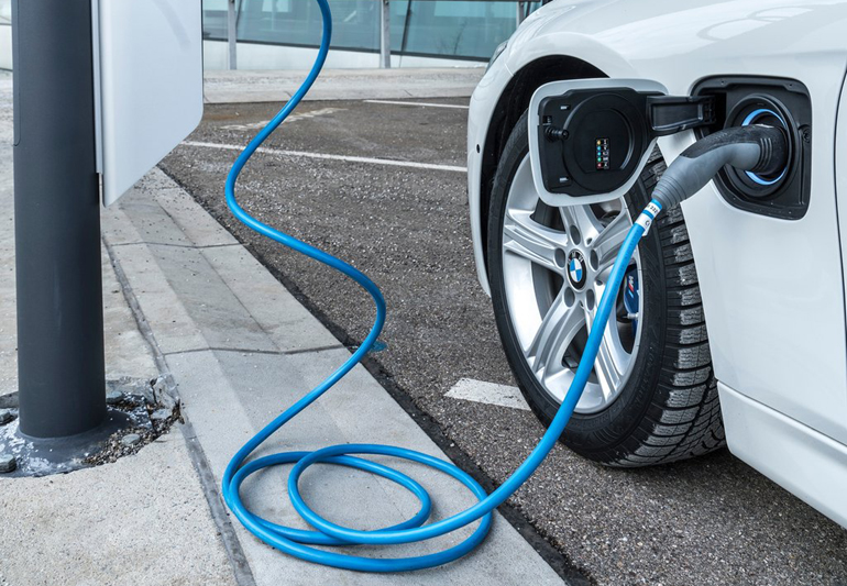 Την βάζεις στην πρίζα και μπορείς να κινείσαι μόνο με ρεύμα!