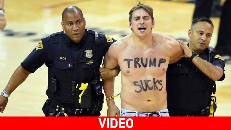 Εισέβαλε στο παρκέ με σύνθημα κατά του Τραμπ