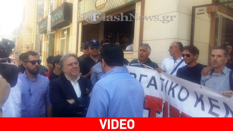 Υποδοχή Κατρούγκαλου με συνθήματα στο Επιμελητήριο Ηρακλείου