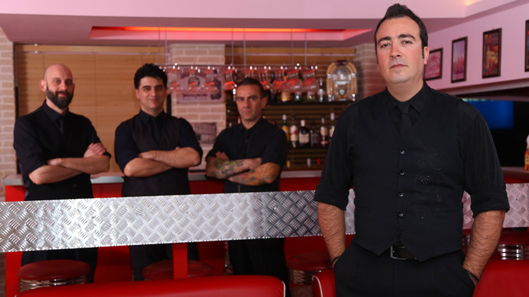 D.K. και the Band στη σκηνή live stage @ the bar