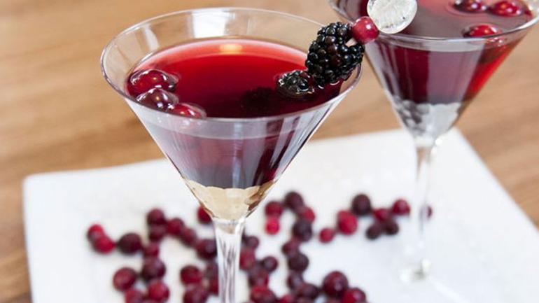 Φτιάξτε blackberry martini και εντυπωσιάστε τους φίλους σας!