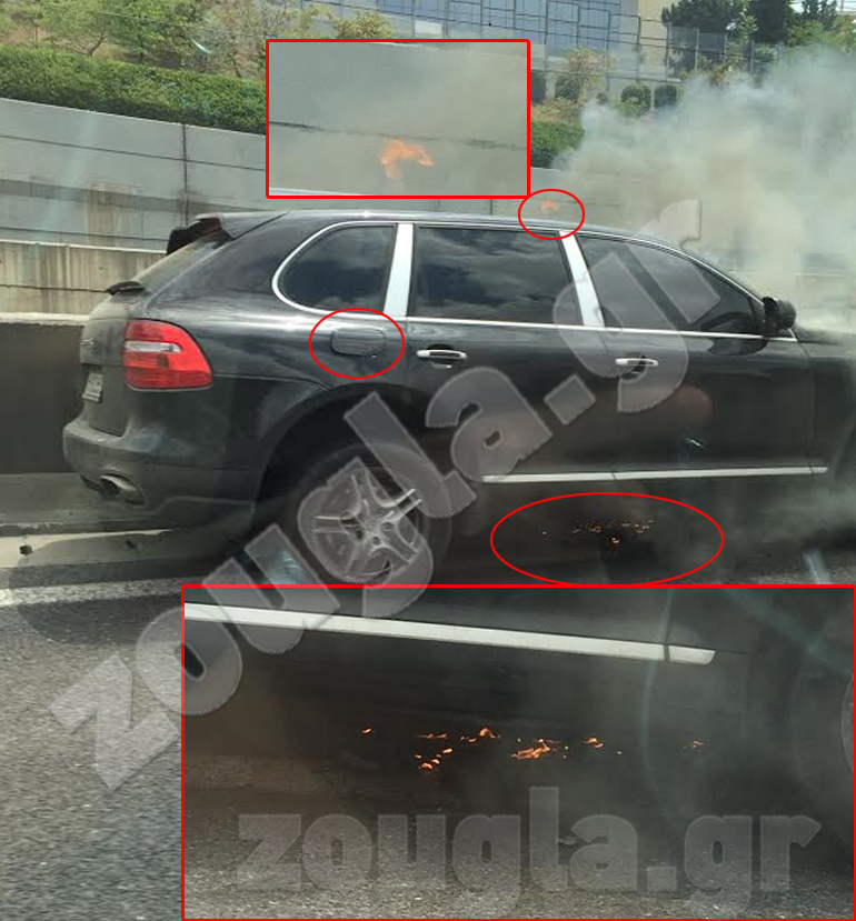 ΦΩΤΟ 1: Καπνοί πνίγουν το αυτοκίνητο και στο οδόστρωμα διακρίνονται καμένα υλικά. Πάνω από το παράθυρο του οδηγού διακρίνεται φλόγα, ενώ το καπάκι της βενζίνης δεν είναι πλήρως κλειστό