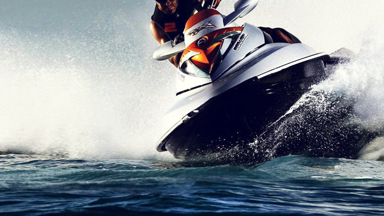 Στο νοσοκομείο πατέρας και γιος – Το jet ski τους χτύπησε σε σκάφος