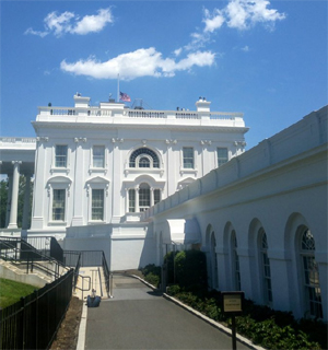 Μεσίστια κυματίζει η σημαία στον Λευκό Οίκο