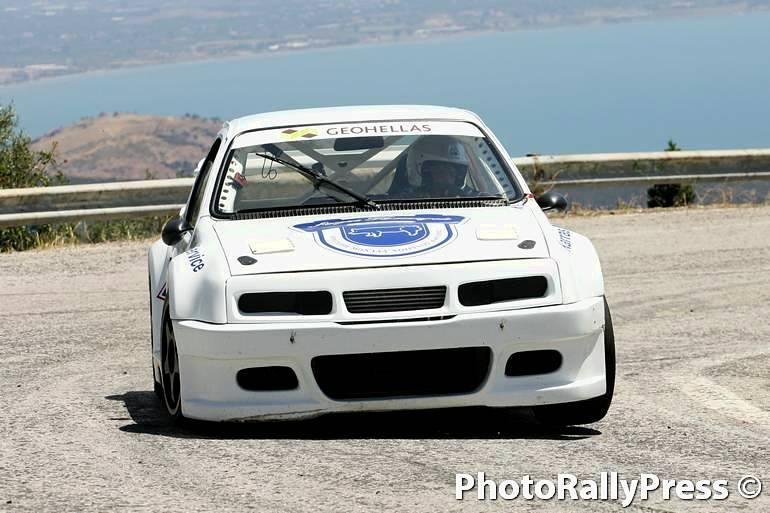 Έχει... τρελαθεί φέτος ο Γιώργος Κεχαγιάς και δεν αφήνει κανέναν αντίπαλό του να χαμογελάσει! Τέσσερις νίκες σε ισάριθμους αγώνες μετρά ο οδηγός με το εντυπωσιακό Ford Sierra Cosworth