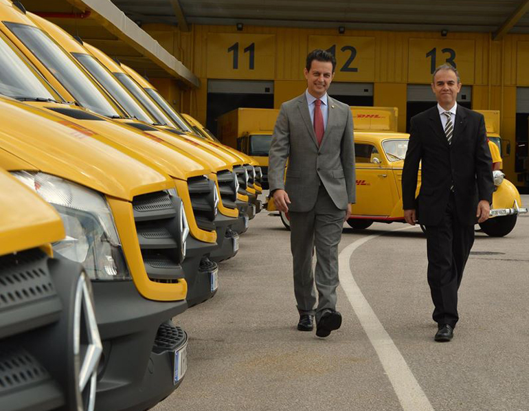 Αριστερά ο πρόεδρος του Δ.Σ. της DHL Express Ε. Σαμαράς μαζί με τον πρόεδρο του Δ.Σ. της Mercedes-Benz Hellas Ι. Καλλίγερο