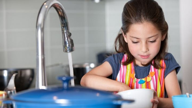 Πέντε λόγοι που το παιδί πρέπει να κάνει δουλειές