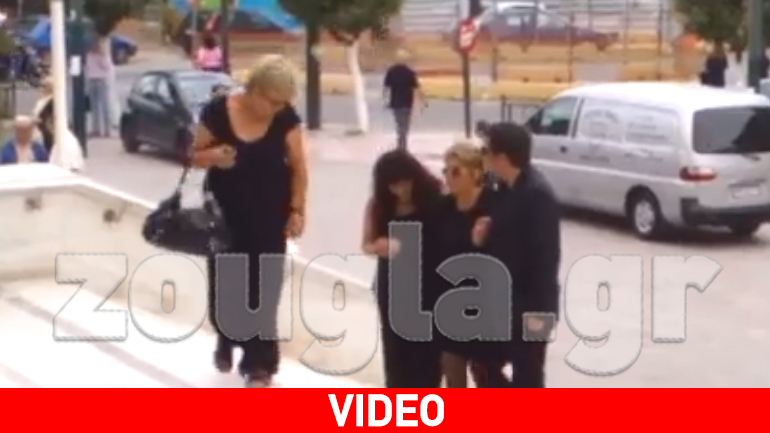 Υποβασταζόμενη η μητέρα του Μαυρίκου ψέλλισε: Μου κάψανε το παιδί μου