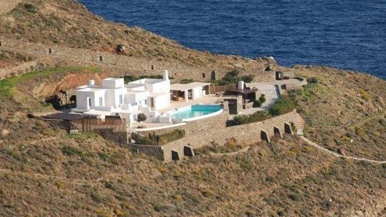 VIP τουρίστες θα “απολαμβάνουν” πλέον τη βίλα του Παπαντωνίου στη Σύρο -πόσο πουλήθηκε, που πάνε τα λεφτά