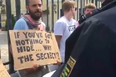 Μετάφραση: «Αφού δεν έχεις κάτι να κρύψεις προς τι η μυστικότητα;»  