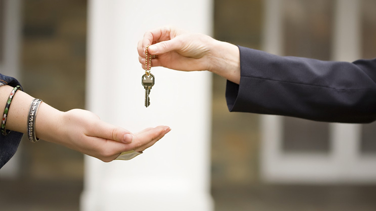 Στο «σφυρί» δεκάδες ακίνητα για χρέη