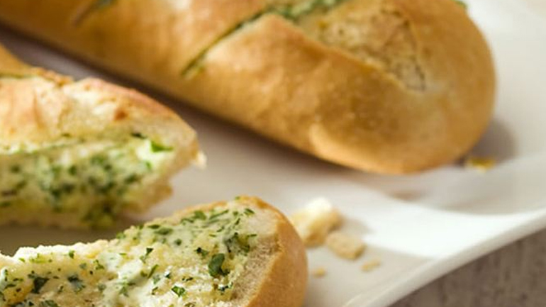 Απολαυστικό μυρωδάτο και ελαφρύ σκορδόψωμο για τις σούπες σας!