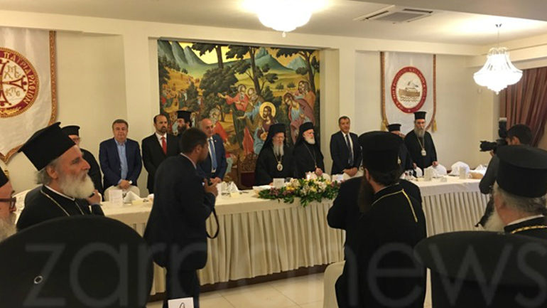 Γεμάτο κρητικά εδέσματα είναι το μενού στο επίσημο δείπνο που παρατίθεται από την  Ιερά Μητρόπολη Κισάμου και Σελίνου, προς τιμήν των ορθοδόξων προκαθημένων