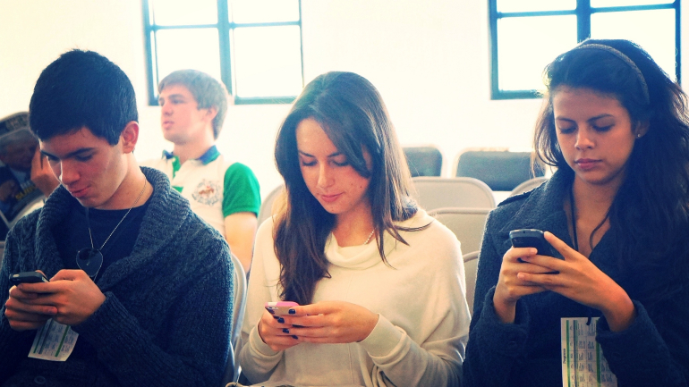 Έρευνα που προκαλεί προβληματισμούς: τα smartphones πιο σημαντικά από φίλους και έτερο ήμισυ!