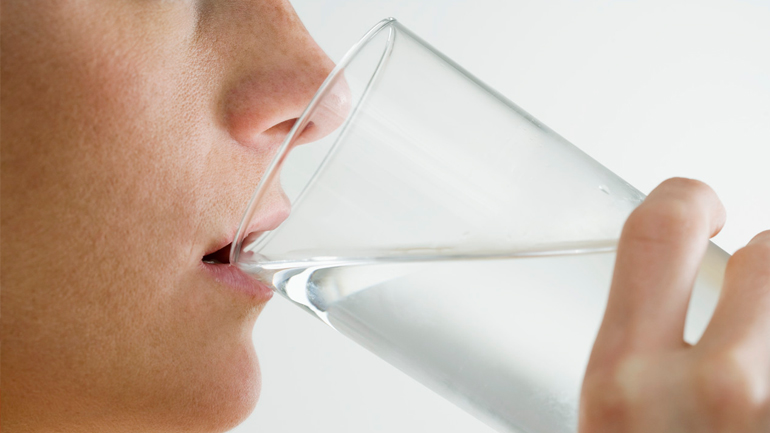 Έξι πράγματα που παθαίνει το σώμα σας όταν δεν πίνετε πολύ νερό