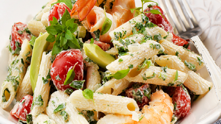 Σαλάτα με πένες, γιαούρτι, γαρίδες, ντοματίνια και αβοκάντο