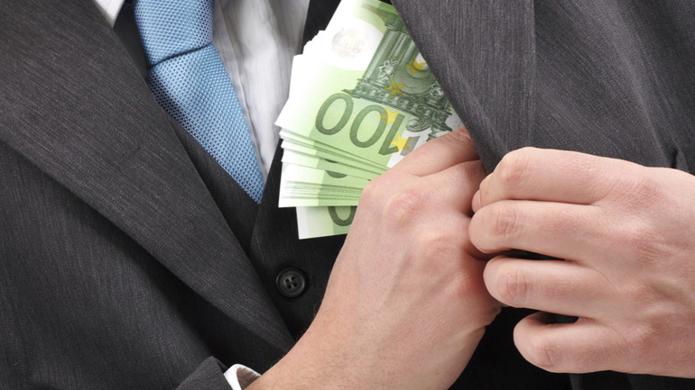 Άρπαζαν λεφτά από ηλικιωμένους εξαπατώντας τους και «στήνοντας» τροχαία