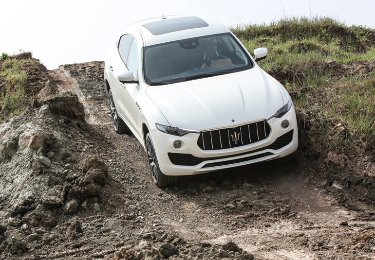 H Levante μπορεί να κινείται εύκολα και εκτός δρόμου λόγω της τετρακίνησης και του ύψους που διαθέτει από το έδαφος...