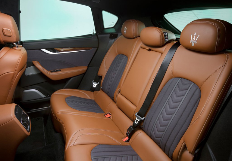 Άφθονοι οι χώροι για τους πίσω επιβάτες...