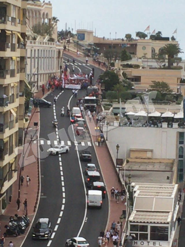 Στον ίδιο δρόμο σημερινή... διαδήλωση! Δείχνει απίστευτο...