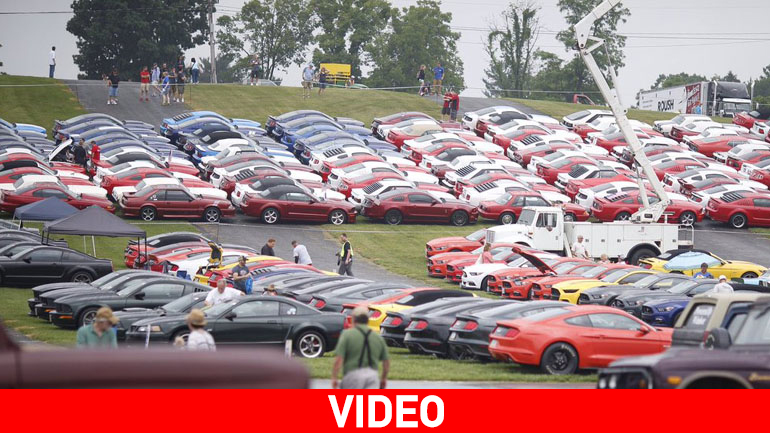 Εκπληκτικός σχηματισμός με Mustang