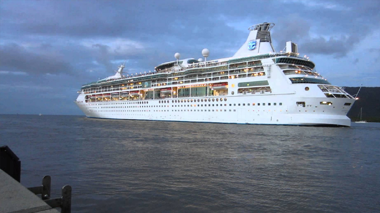 Ένα πλωτό… παλάτι στο λιμάνι της Σούδας