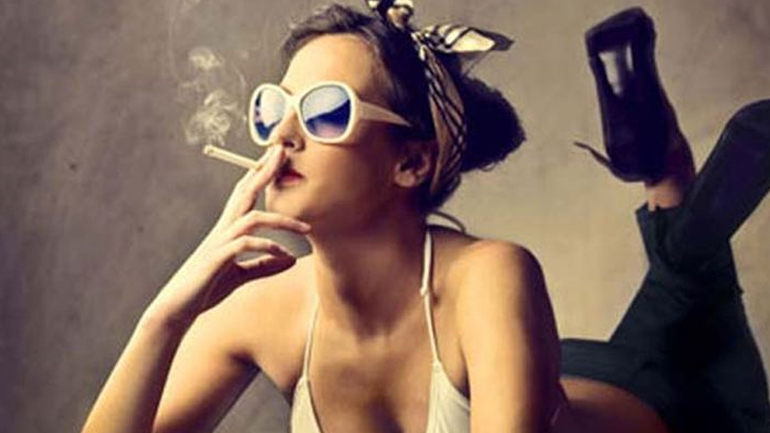 Κι όμως, μόνο 3 στις 10 γυναίκες παραμένουν καπνίστριες