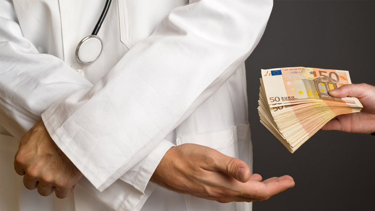 Γυναικολόγος καταδικάστηκε σε 12 μήνες φυλακή για «φακελάκι»