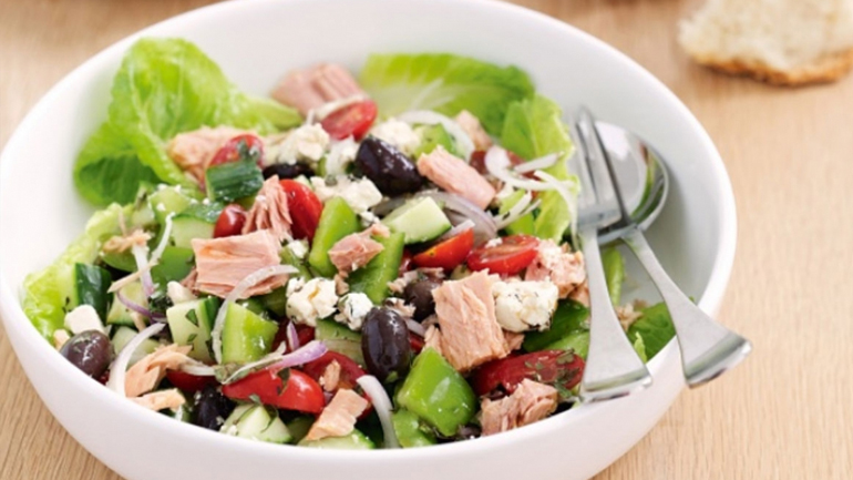 Καλοκαιρινή σαλάτα με μαρούλι, αυγό και τόνο!