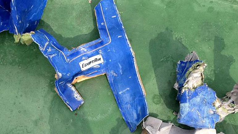 EgyptAir: Ανασύρθηκε μισοκατεστραμμένο το «μαύρο κουτί» του χαμένου αεροσκάφους