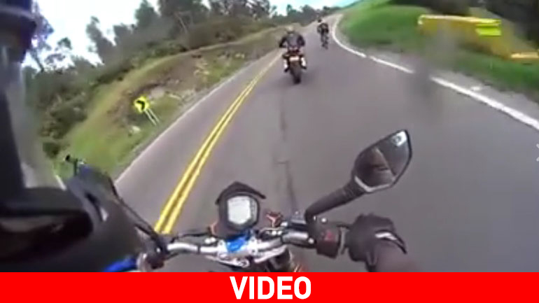 Ποδηλάτης προσπερνά μοτοσικλετιστή!