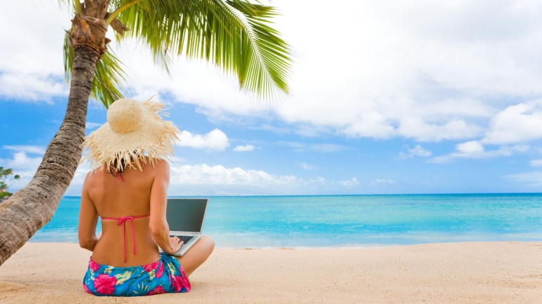 Γυναίκα – παραλία – τεχνολογία: τα απαραίτητα αξεσουάρ!