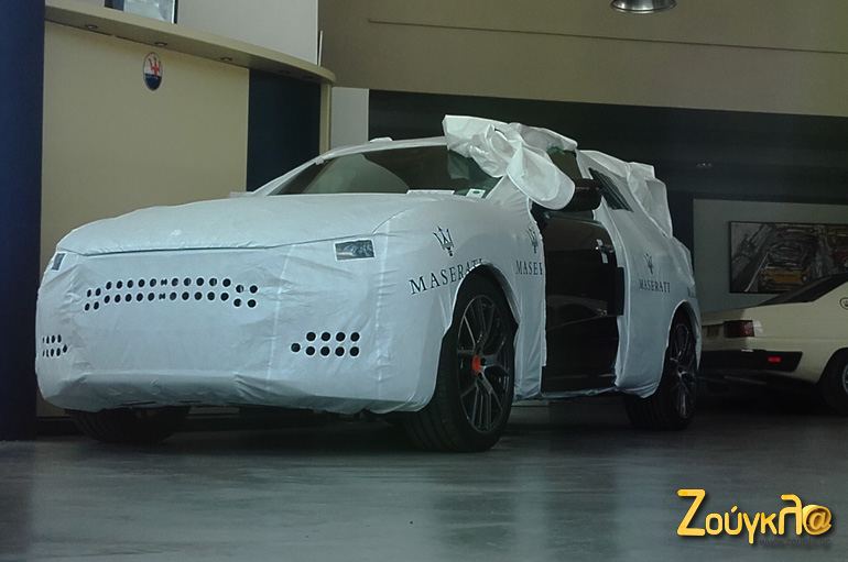 H Maserati Levante έφτασε στην Ελλάδα με το ειδικό κάλυμμα προστασίας...
