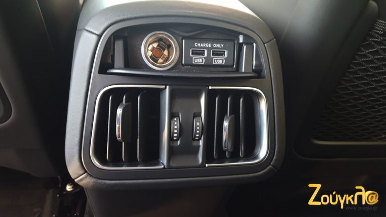 Θύρες USB ακόμα και για τους πίσω επιβάτες...